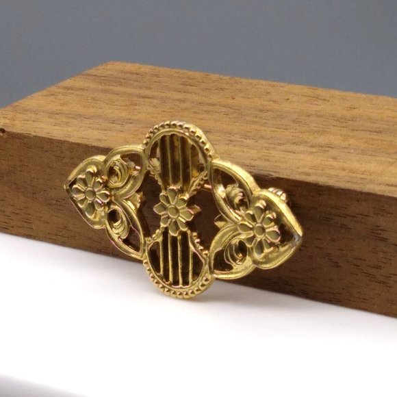 Vintage 1928 Brooch, Small Gold Tone Floral Filigree Pin - Picture 3 of 4